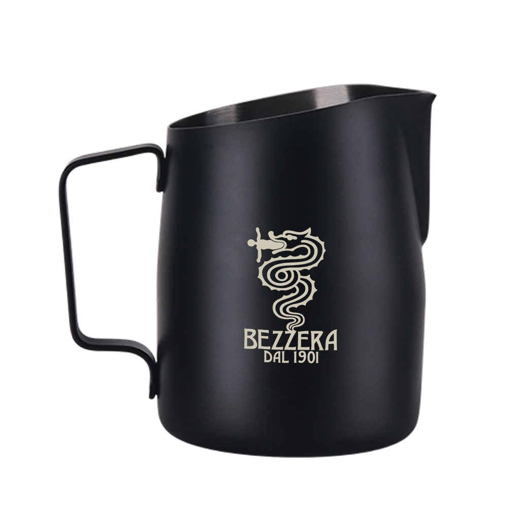 1431B斜口拉花杯450cc(消光黑-尖口)Bezzera 貝澤拉 logo